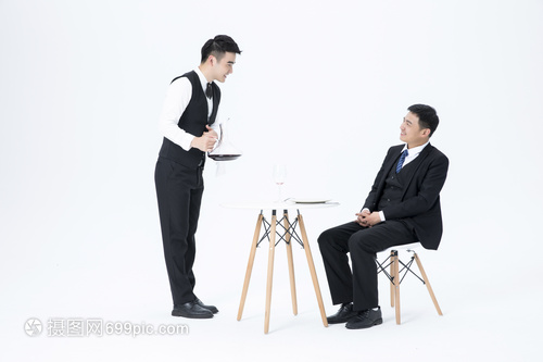 服務員服務品酒