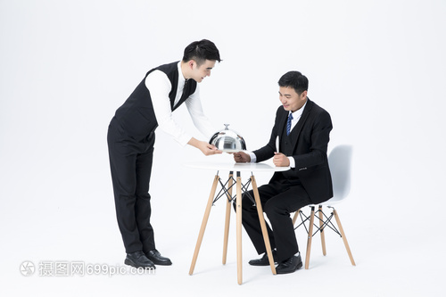 男性服務員上菜