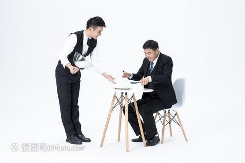 男性服務員上菜
