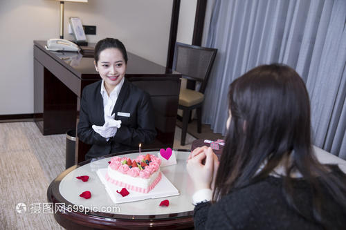 酒店服務人員給客戶過生日