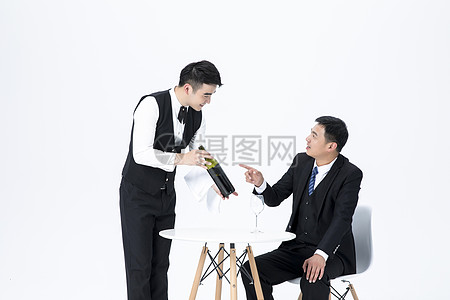 男性服務(wù)員服務(wù)倒酒