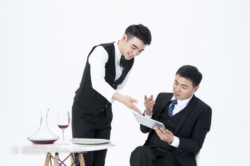 男性服務員服務平板電腦點菜