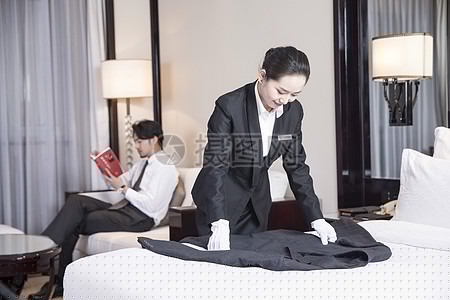 酒店服務人員疊衣服