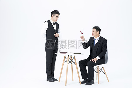 服務(wù)員服務(wù)品酒