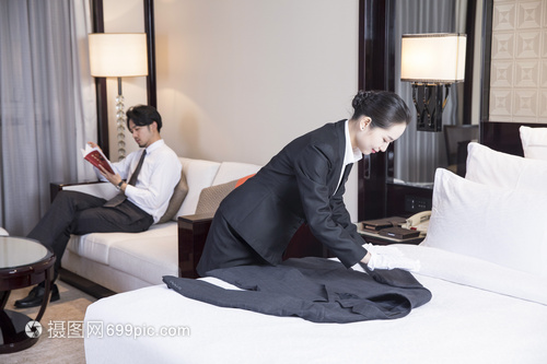 酒店服務人員疊衣服