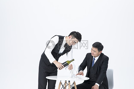 男性服務員服務倒酒