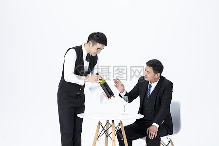 男性服務員服務倒酒