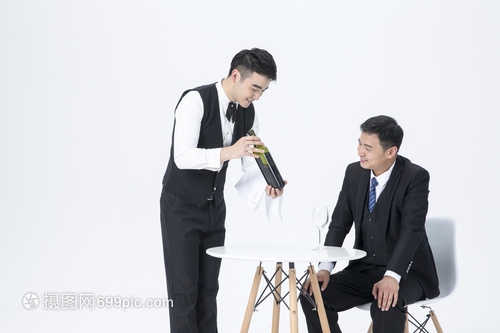 男性服務員服務倒酒